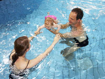 Fitness - Sport unter Wasser im Schwimmbad